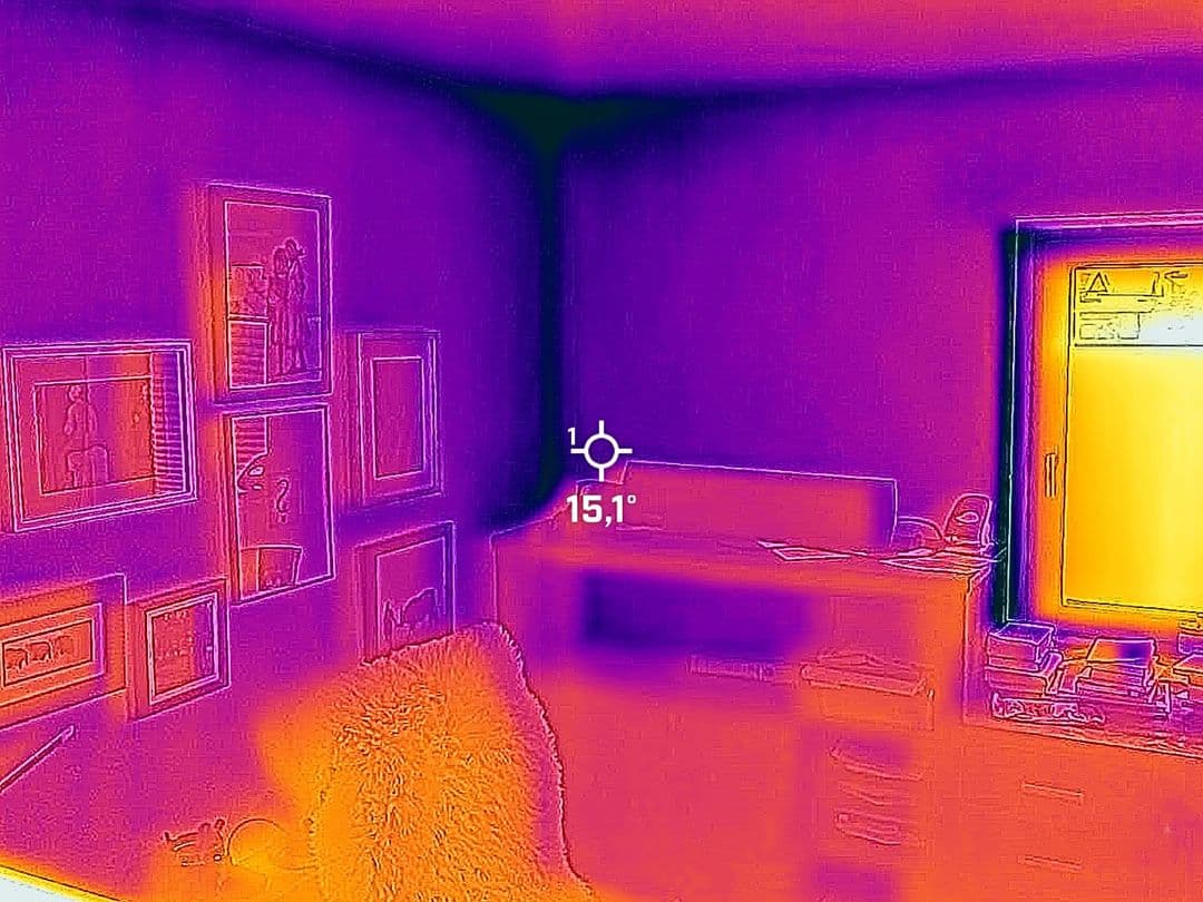 Wärmebild einer Außenwand mit deutlich kälterer Raumecke
